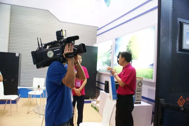 广东电视台在众赢国际版展厅拍摄报道